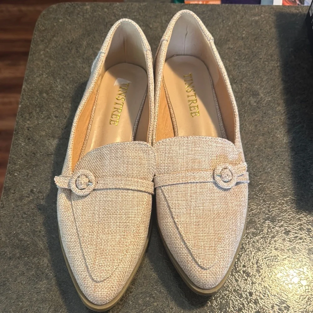 Cream Flats with Sleek Design and Metal Detail - Picture 2 of 7